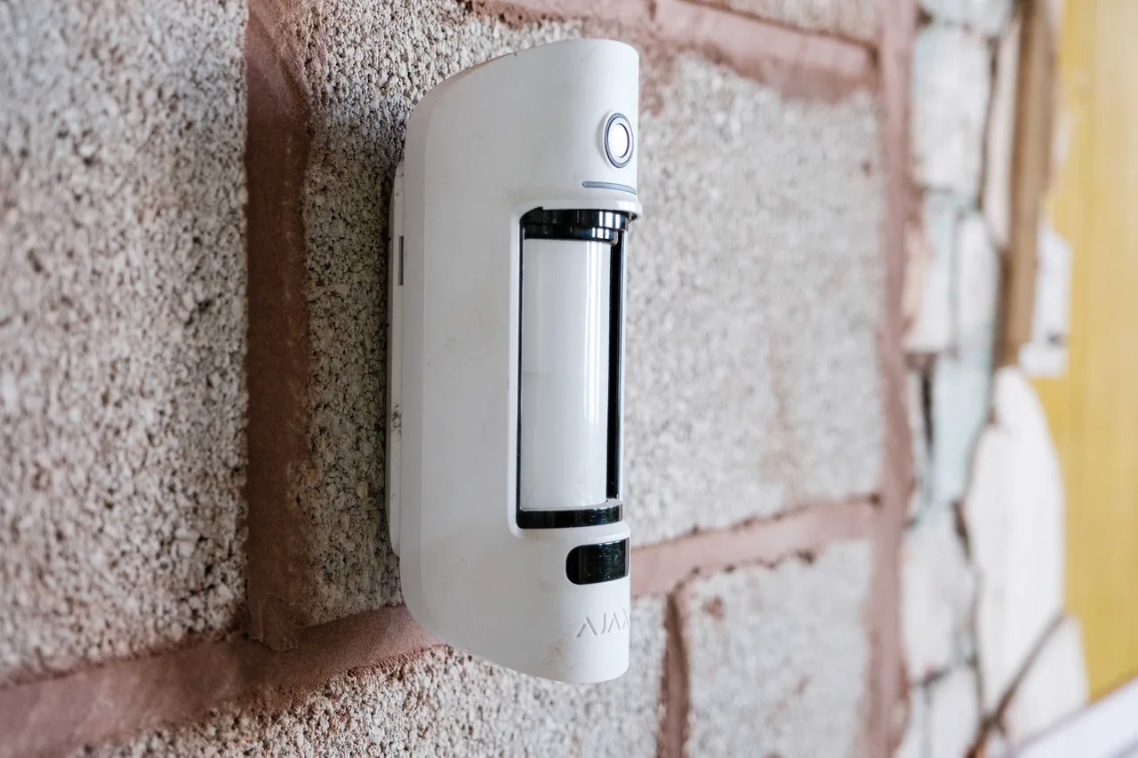 An external detector mounted to blockwork on a building under construction